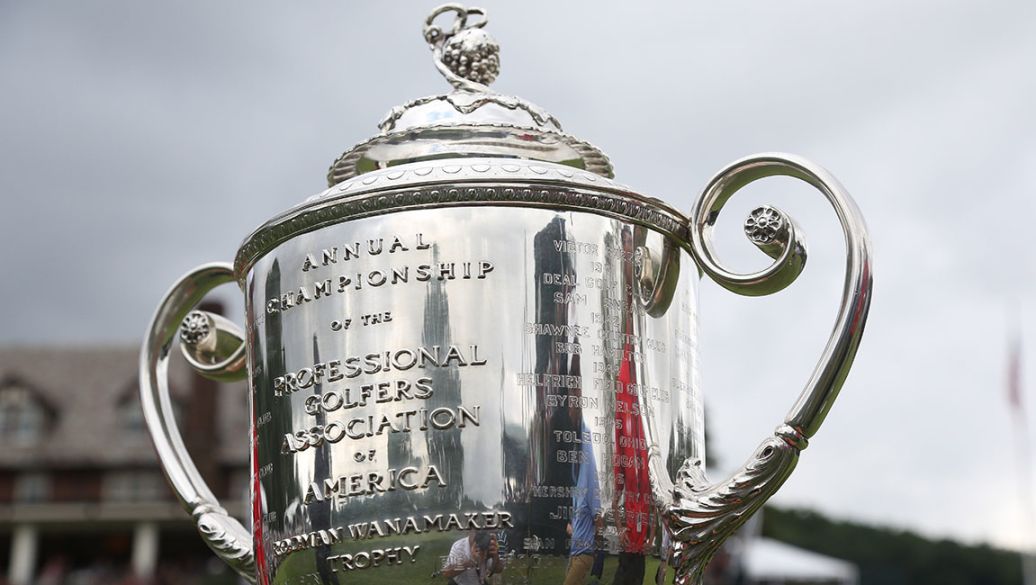 Koepka a pu soulever le Wanamaker Trophy en remportant le Championnat de la PGA